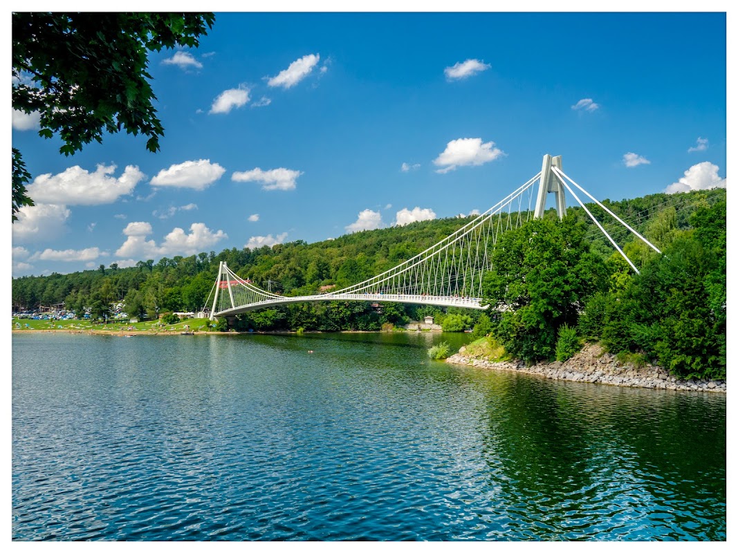 Visutá lávka přes Švýcarskou zátoku