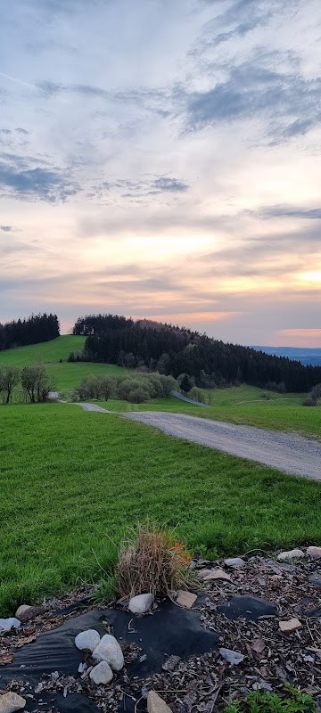 Krásný rozhled do kraje s příjemným posezením.