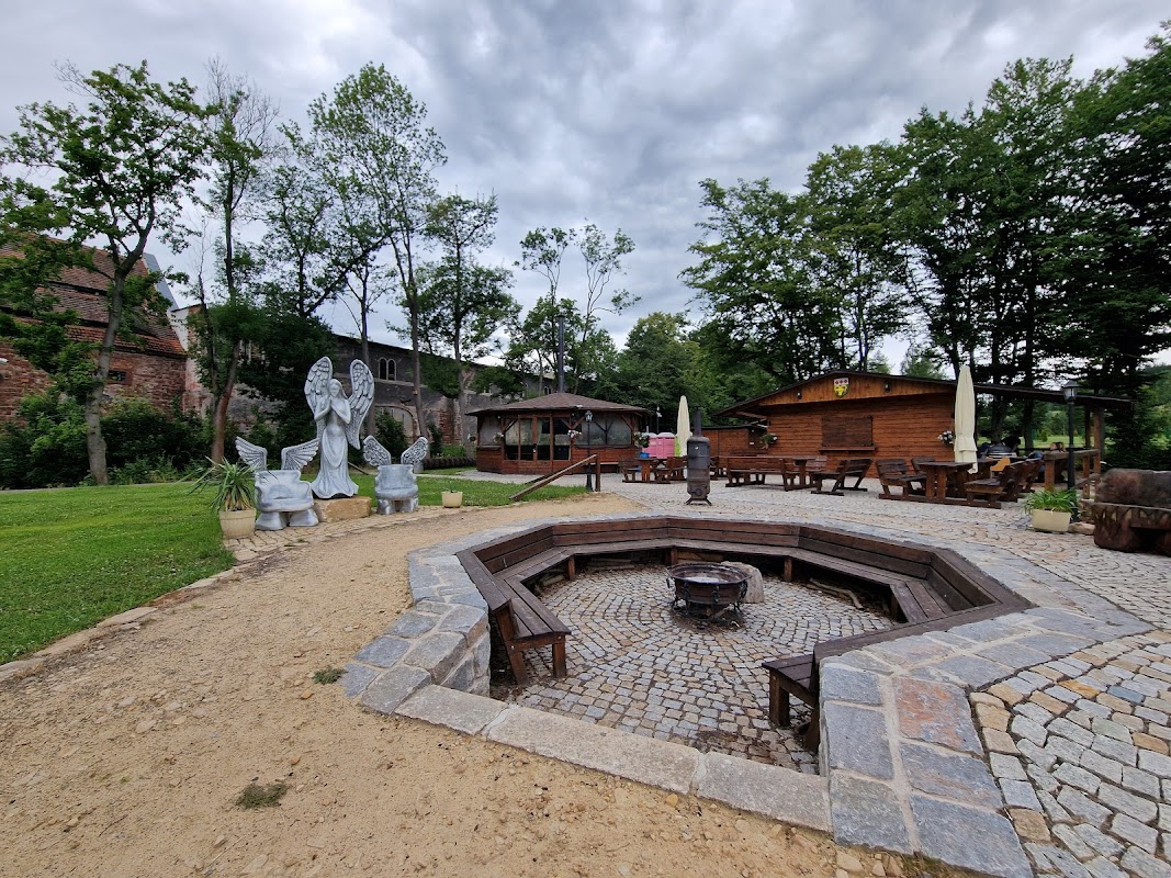 Rybník s pohádkovými sochami