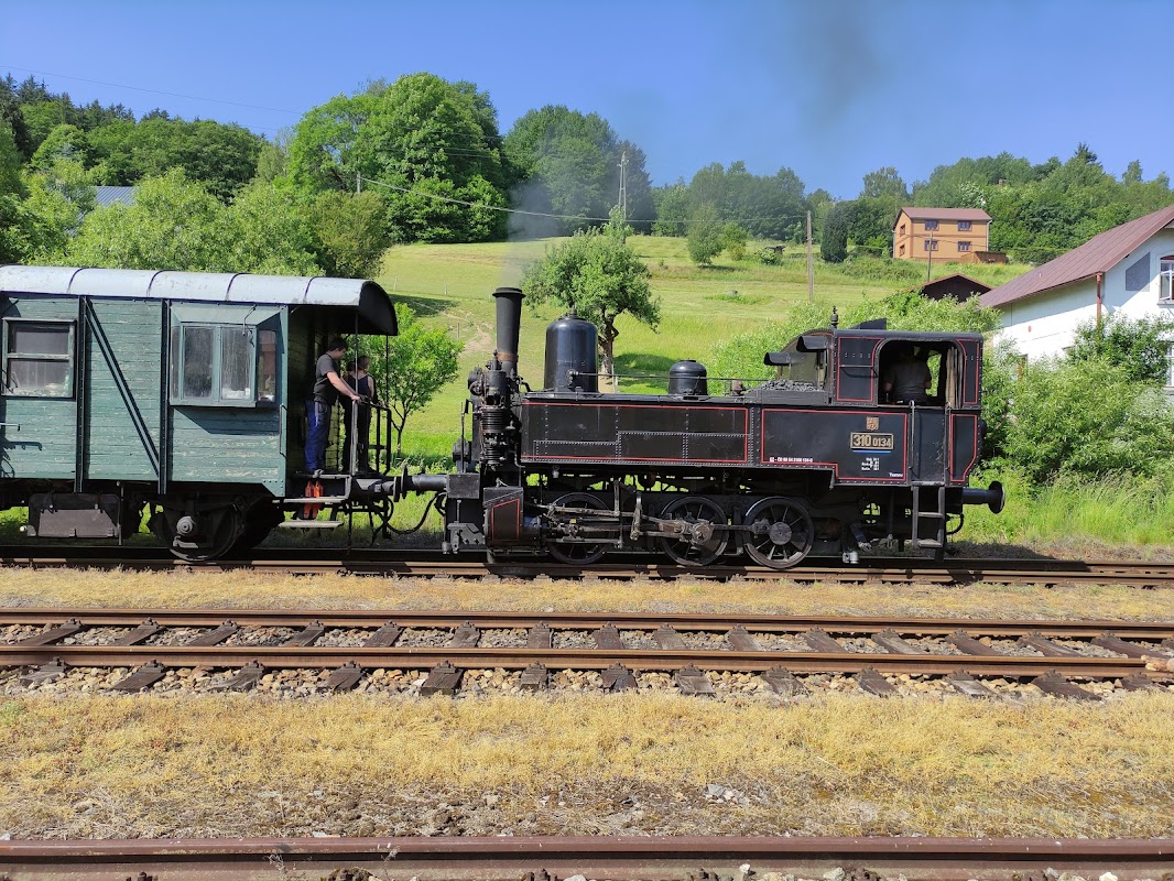 Vlaková zastávka Poniklá