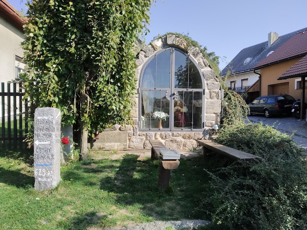 Lurdská jeskyně pomník